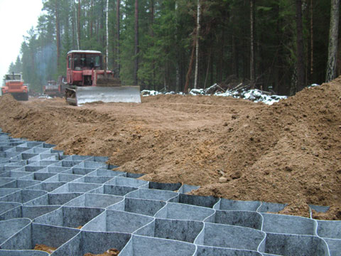 Планировку и уплотнение георешетки выполняют вручную или с использованием машин и механизмов.